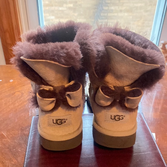 UGG Shoes - 🦊Ugg tan with brown fur bow boot. Gotta have. Go with everything. Condition NTN